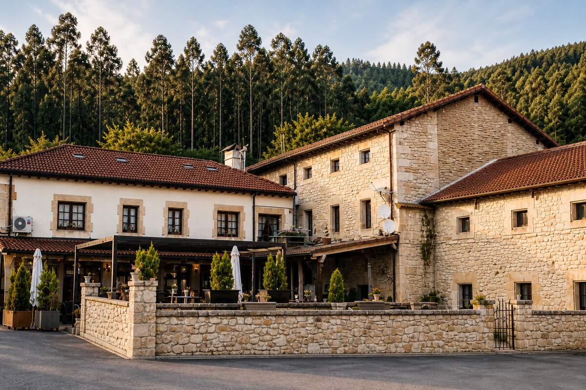 La casona centenaria del Hotel Paraíso del Pas a orillas del río Pas, Cantabria